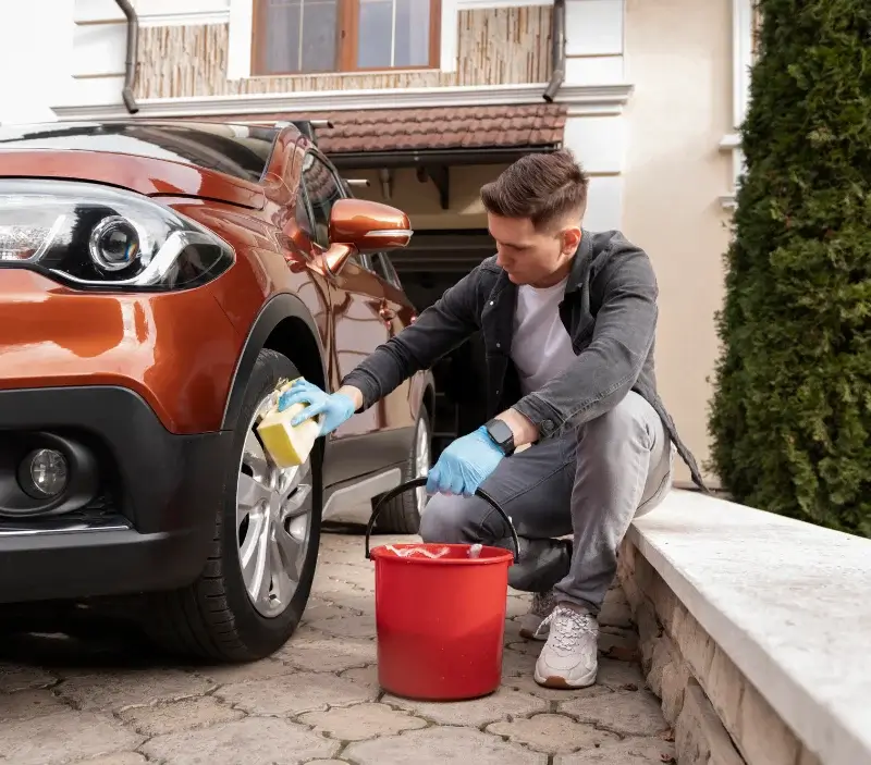 Lavage auto à domicile Limetz-Villez : professionnel intervenant sur un véhicule